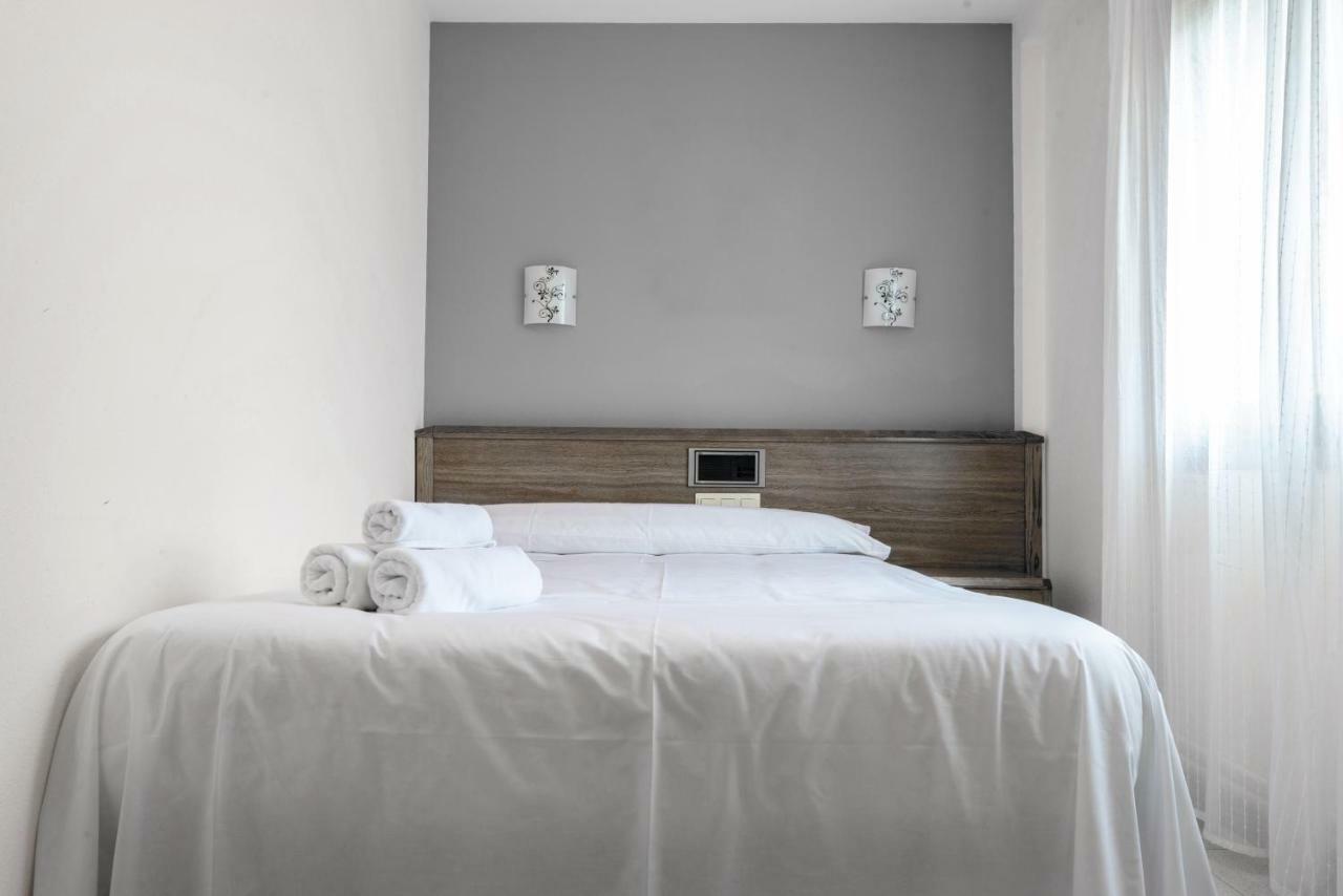 Ciudad De Jaca Hotel ภายนอก รูปภาพ