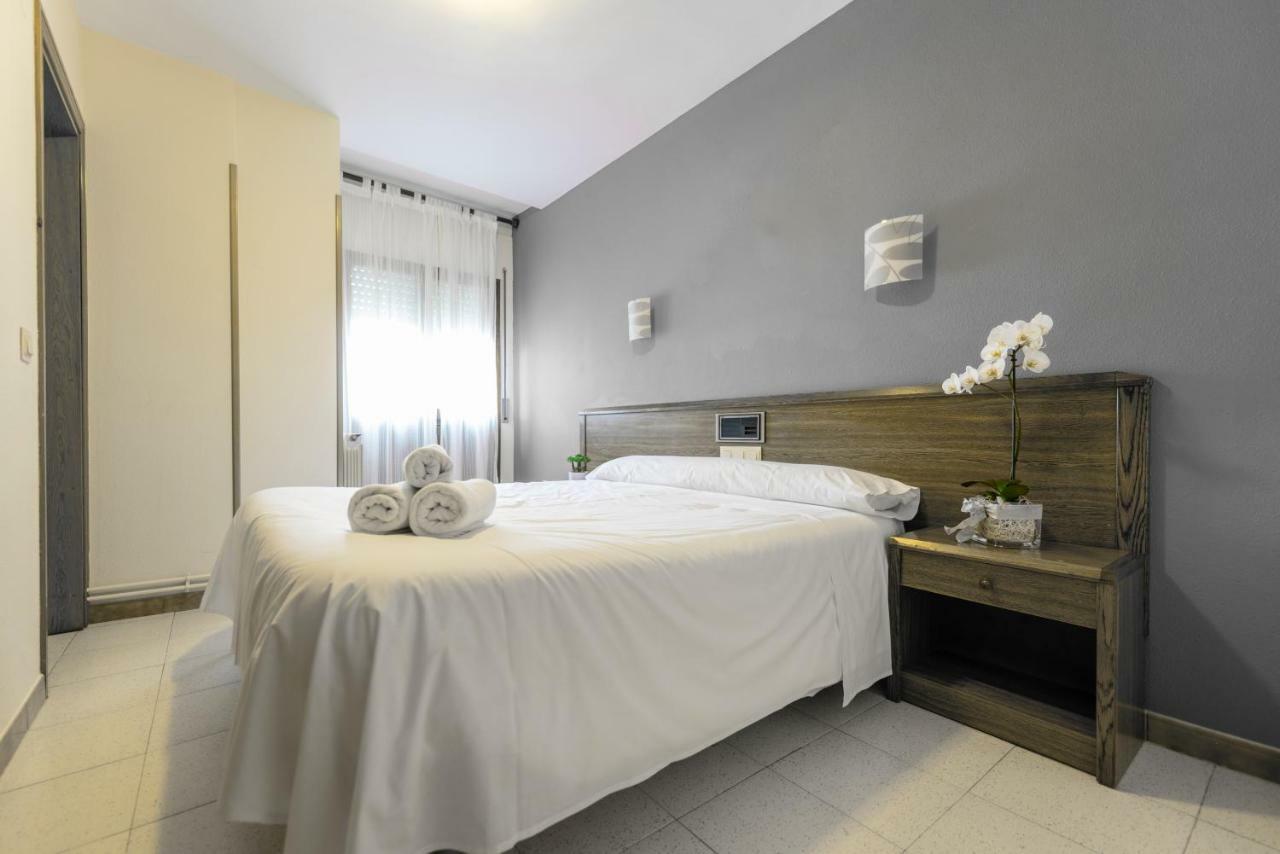 Ciudad De Jaca Hotel ภายนอก รูปภาพ